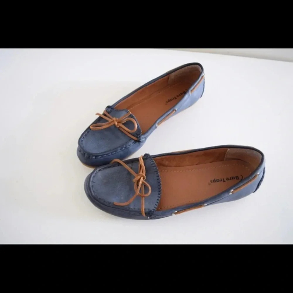 NWOT Bare traps flats